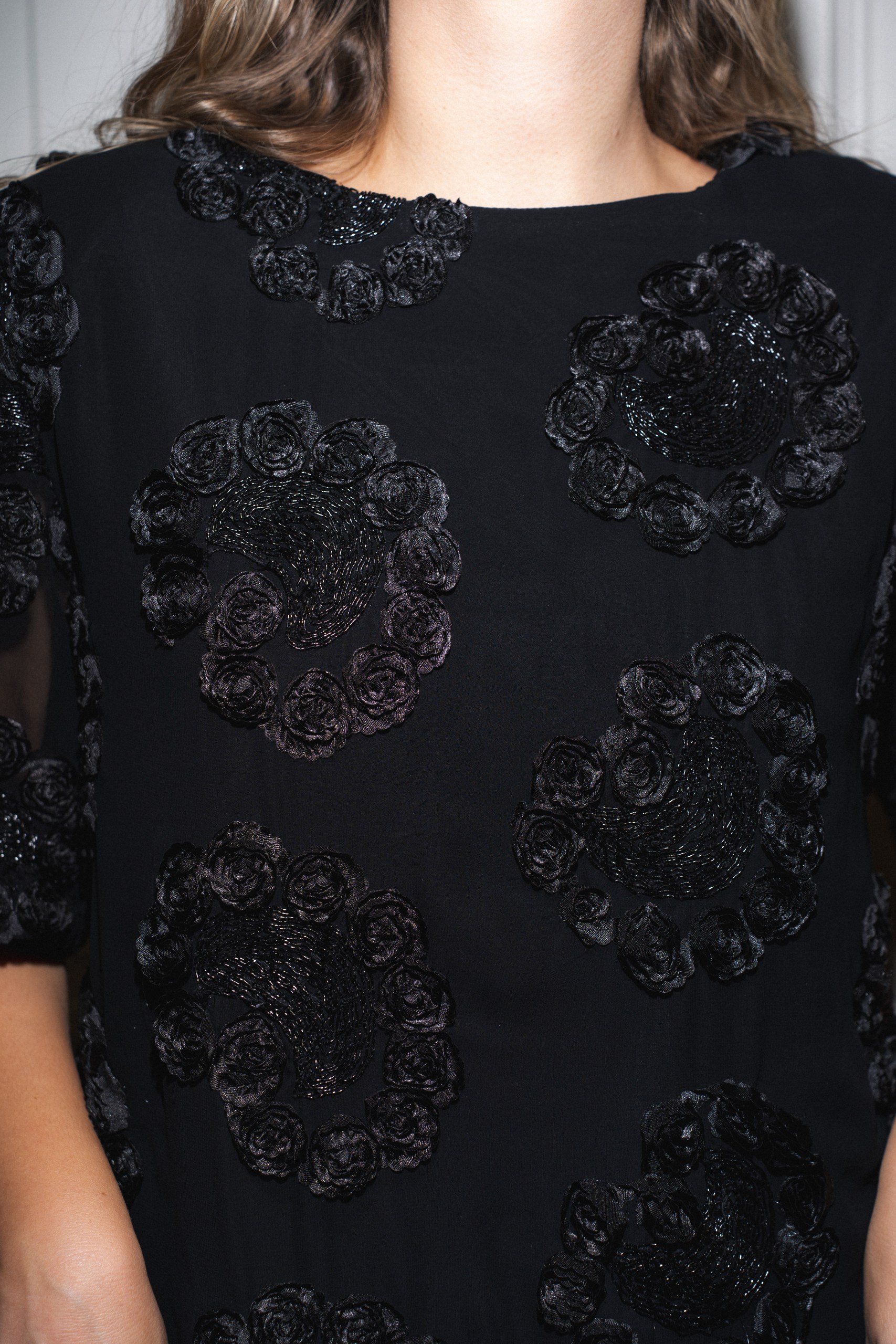 Черна рокля KARPOV PREMIUM COUTURE с 3D цветя от луксозна материя - Image 17