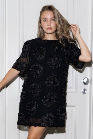 Черна рокля KARPOV PREMIUM COUTURE с 3D цветя от луксозна материя
